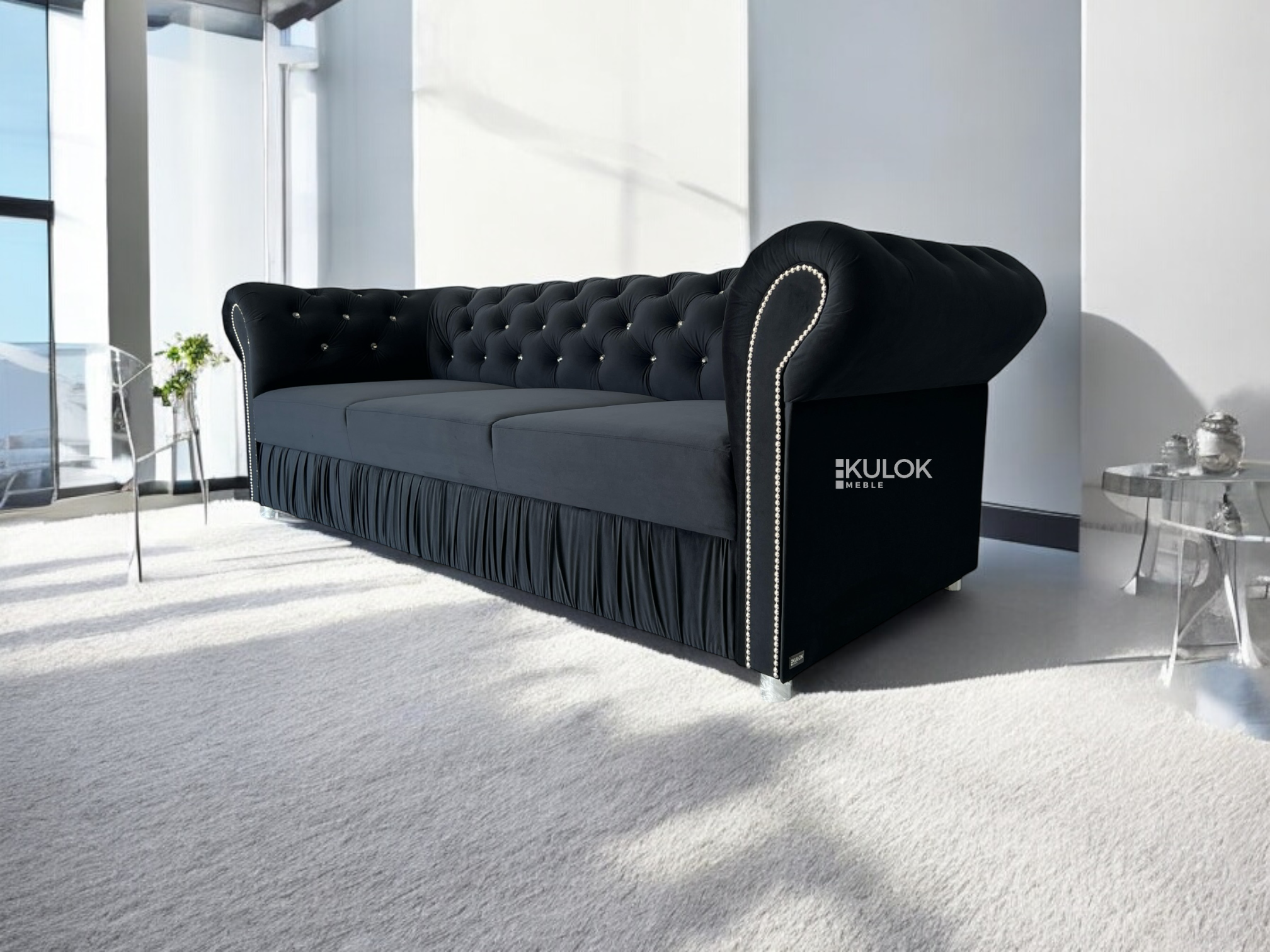 Sofa glamour chesterfield pikowana kryształami i srebrnymi cekinami.